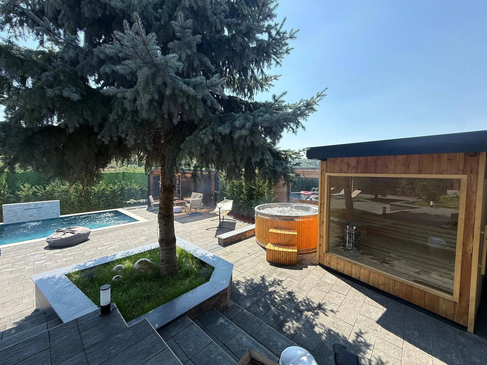 Pishina, xhakuzi dhe sauna private e Villa Ada nën hijen e pemëve të rritura