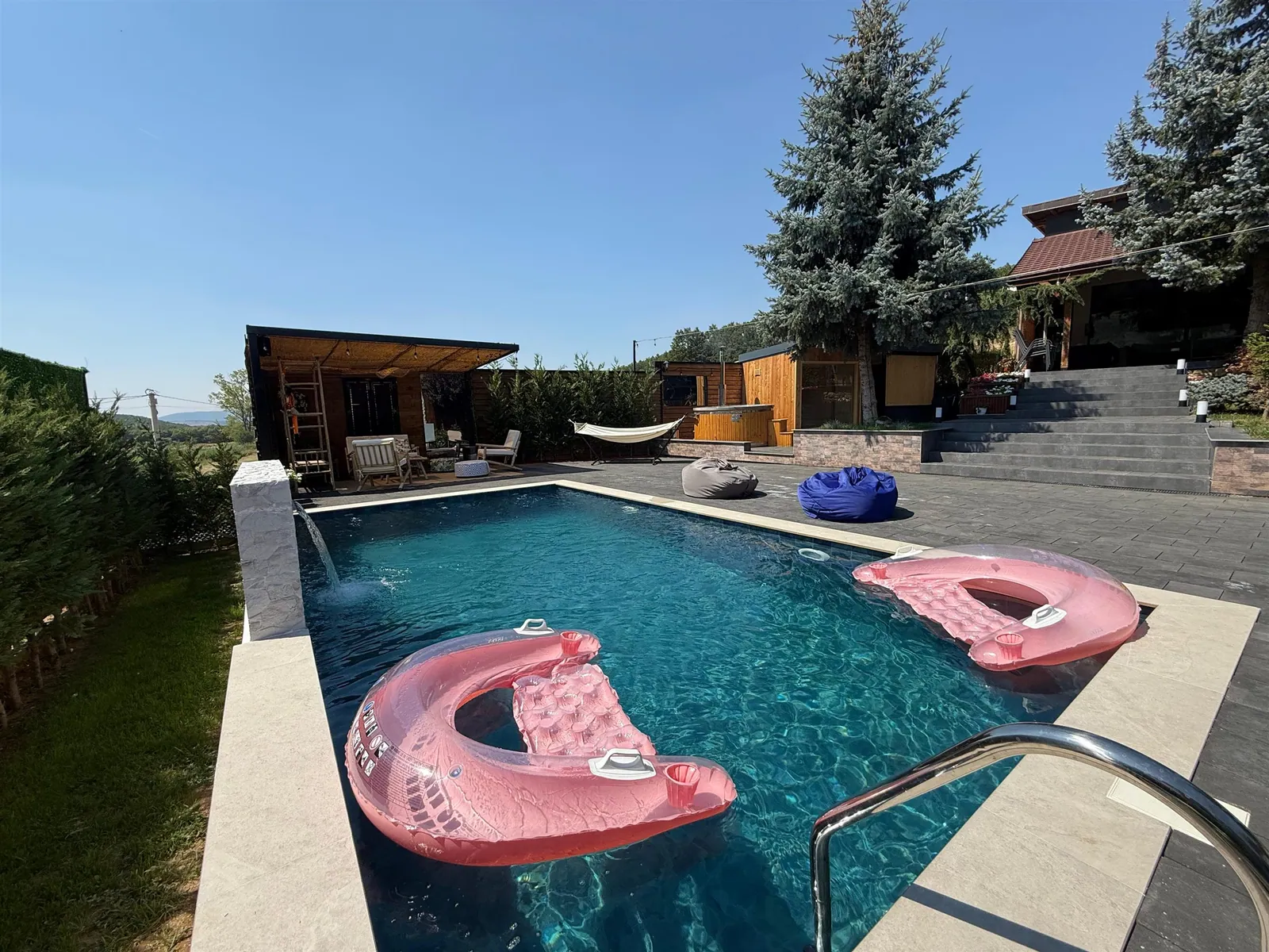 Pishina private dhe kopshti në Villa Ada