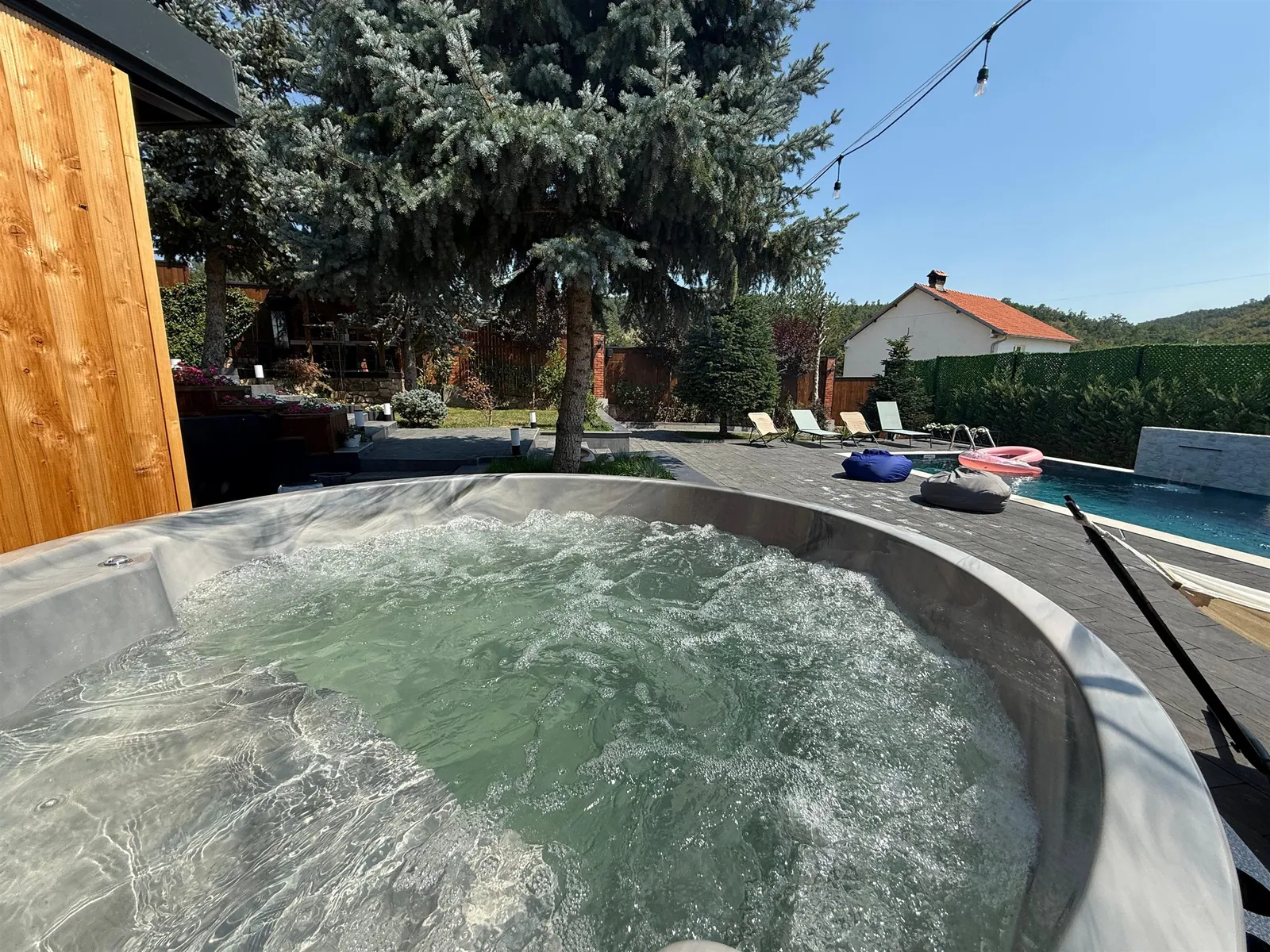 Xhakuzi privat pranë pishinës